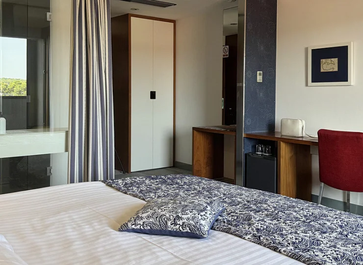 Przeszkloną ściana łazienki można w razie potrzeby zasłonić