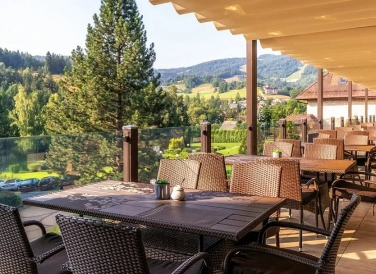 Restauracja Panorama z tarasem i przeszklonym ogrodem zimowym