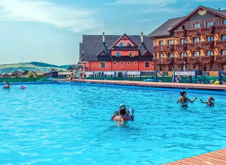 Latem goście mogą się relaksować w zewnętrznym basenie