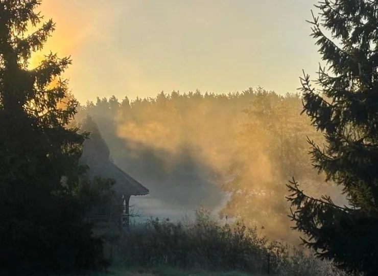 Jest wyjątkowo położony: na terenie Krajeńskiego Parku Krajobrazowego