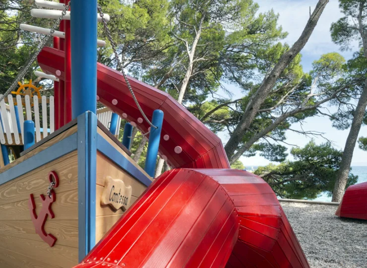 Plac zabaw znajduje się w cieniu naturalnych sosen