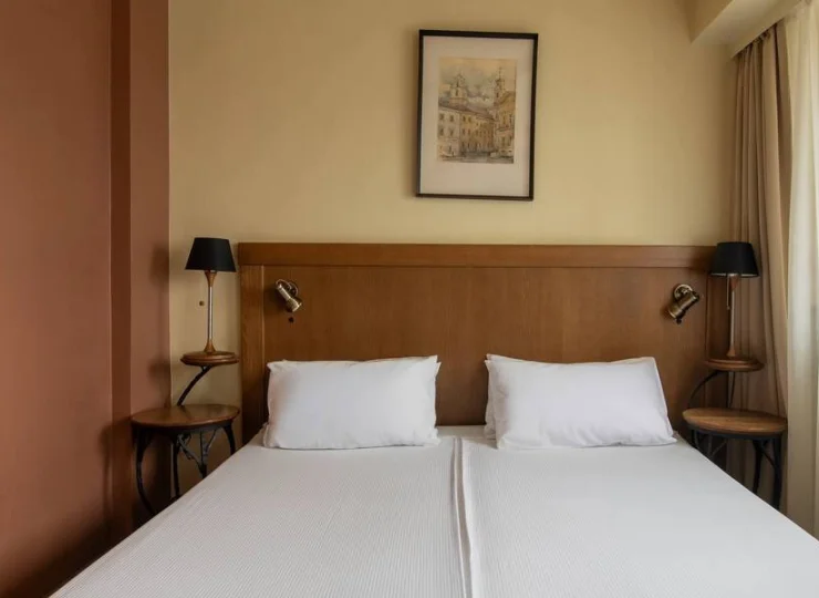 Na życzenie jest dostępny minibar, szlafroki i zestaw do prasowania