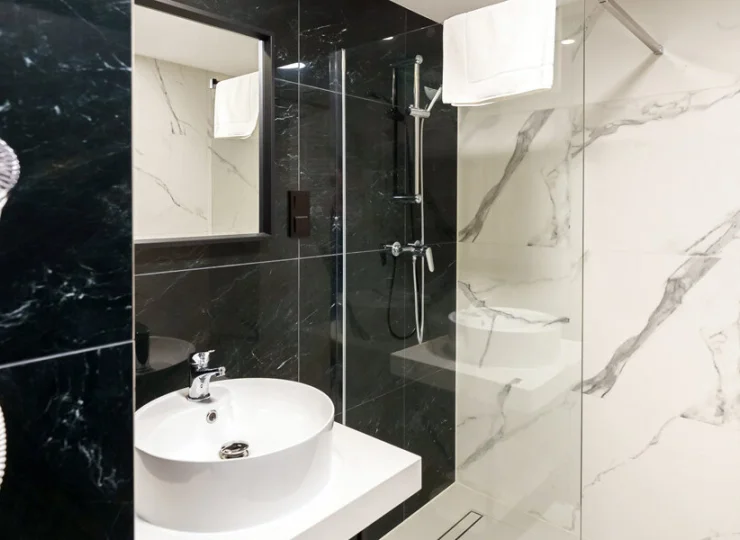 W łazience jest suszarka do włosów