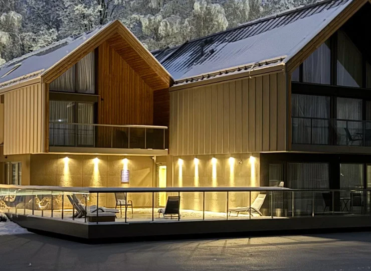 Z pokoju czy apartamentu w willi można wyjść na balkon lub taras