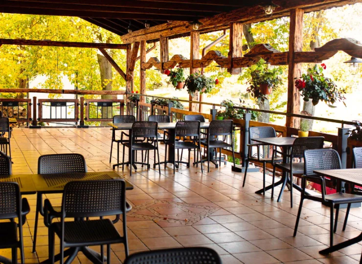 Latem restauracja zaprasza na tarasy