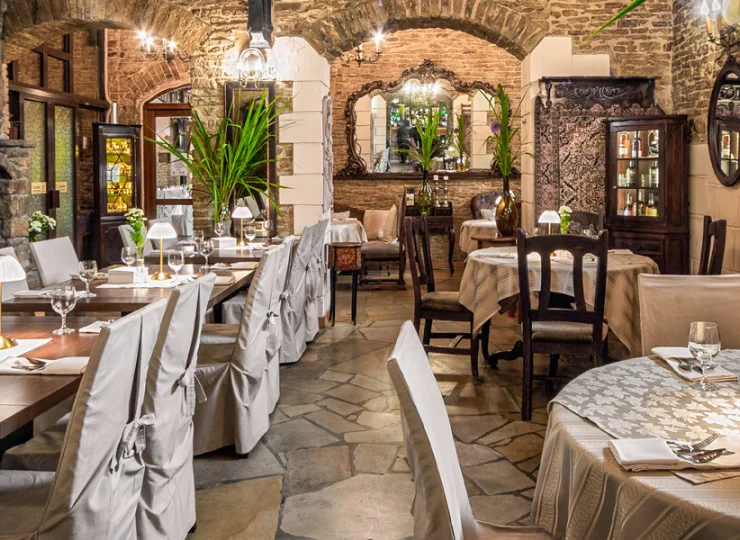 Stylowa sala restauracyjna w XIX-wiecznym budynku