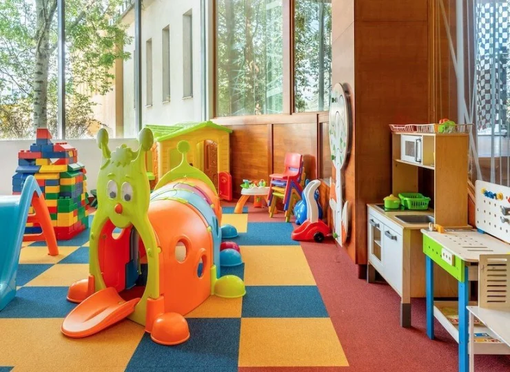 W razie niesprzyjającej pogody na dzieci czeka kolorowa sala zabaw