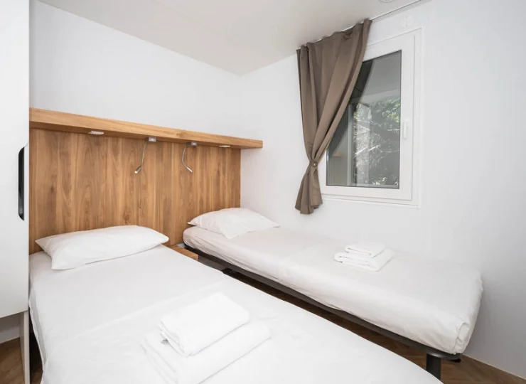 W jednej sypialni są 2 łóżka pojedyncze, w drugiej - łóżko podwójne