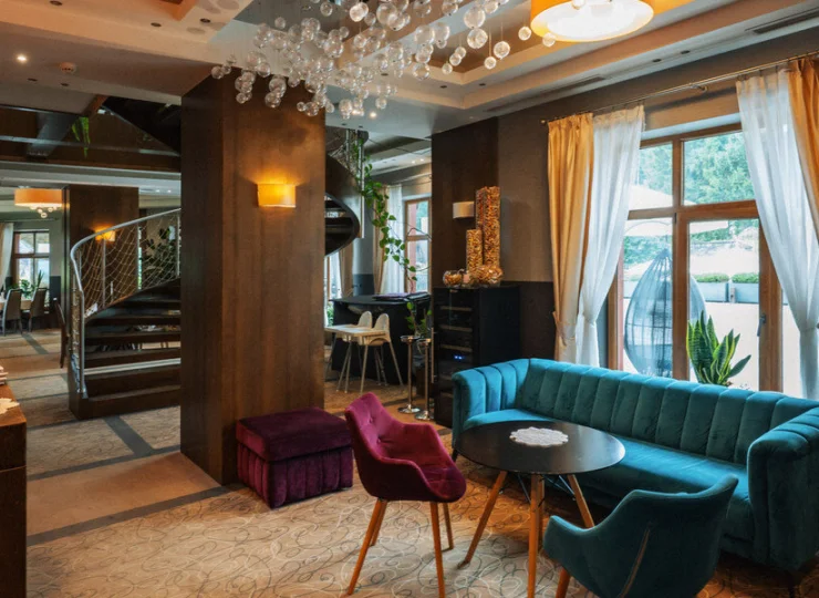 Restauracja ma stoliki na 2 piętrach