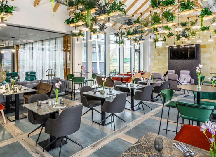 Hotelowa restauracja Winestone serwuje dania kuchni lokalnej i międzynarodowej