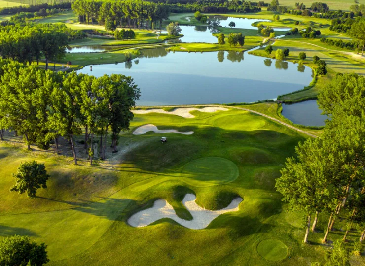 Hotel jest uroczo położony tuż przy pięknym polu golfowym