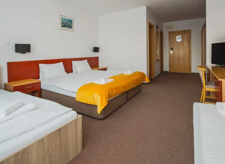 Pokój 2+2 mieści rodzinę z 2 dzieci, ale także 4 dorosłe osoby