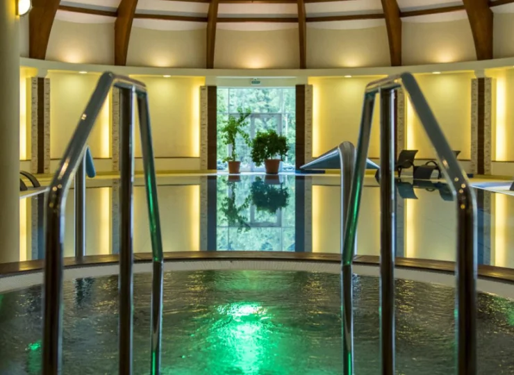 Odprężająca strefa wellness z basenem i jacuzzi