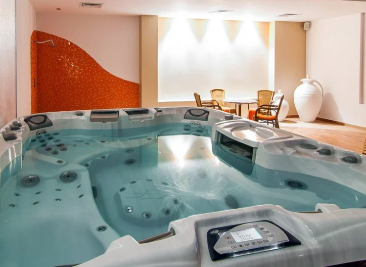 W strefie wellness mieści się jacuzzi z aromaterapią, koloroterapią