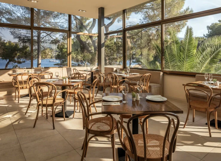 Jest tu bufetowa restauracja Unico oraz Soline, oferująca dania z karty