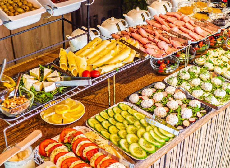 Podawane jest tu też śniadanie w formie bufetu