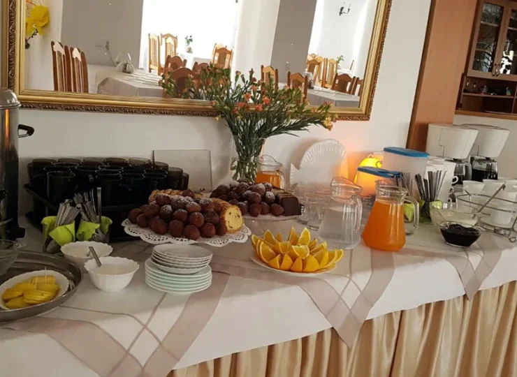 W bufecie nie brakuje słodkości ani owoców
