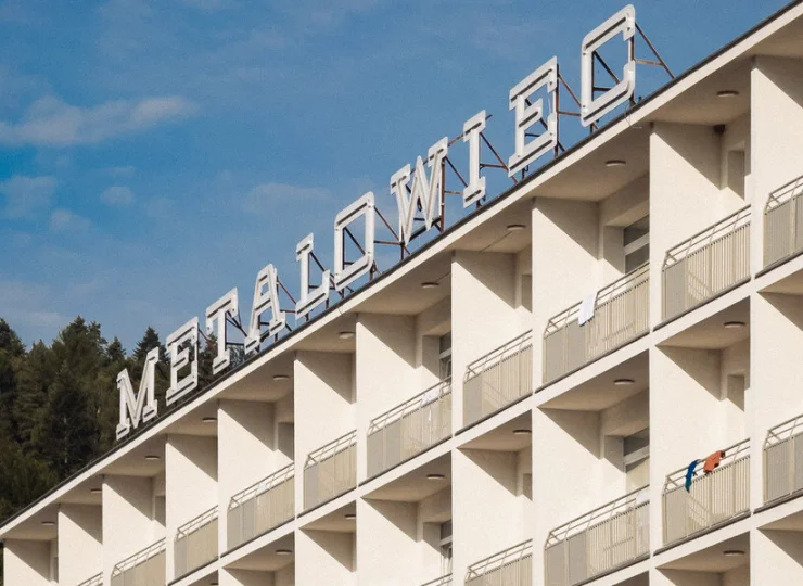 To obiekt o modernistycznej architekturze i przestronnych pokojach