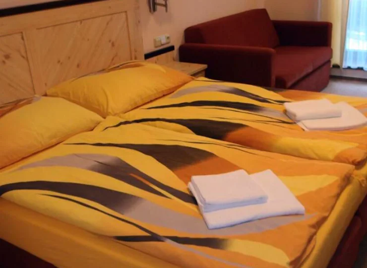 Pokój rodzinny ma podwójne łóżko i rozkładaną sofę