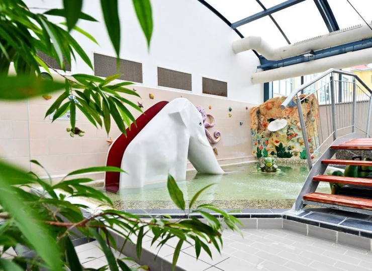 Atrakcją basenu dla dzieci jest m.in. zjeżdżalnia