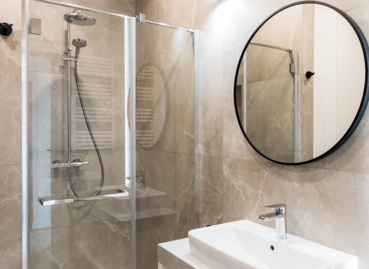 Każdy apartament ma nowoczesną łazienkę