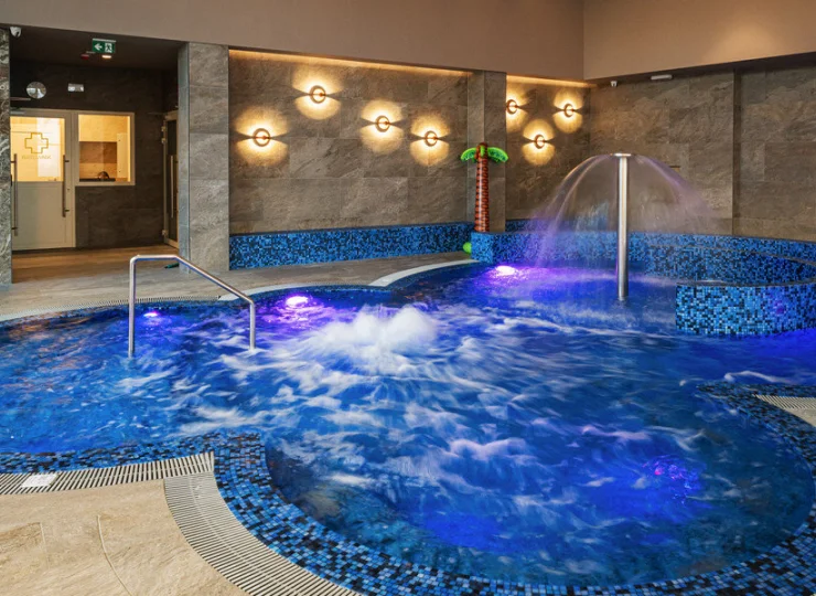 Strefa basenowa sąsiaduje ze strefami saun i tężnią