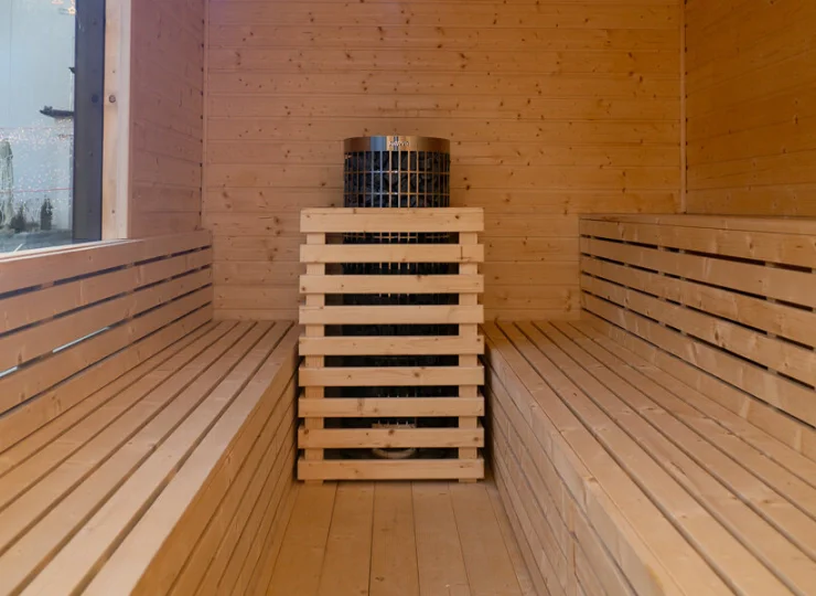 W świecie saun znajduje się kilka pomieszczeń, w tym sauna z widokiem