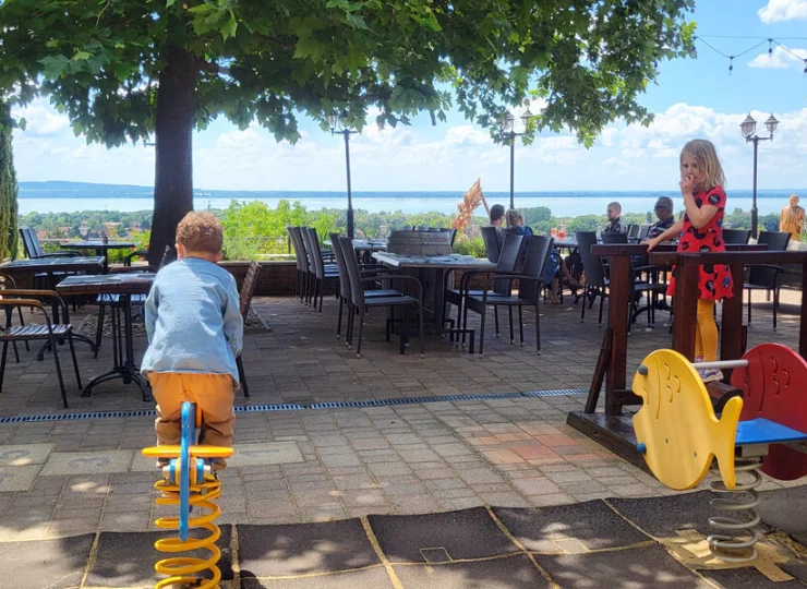 Plac zabaw z widokiem na Balaton