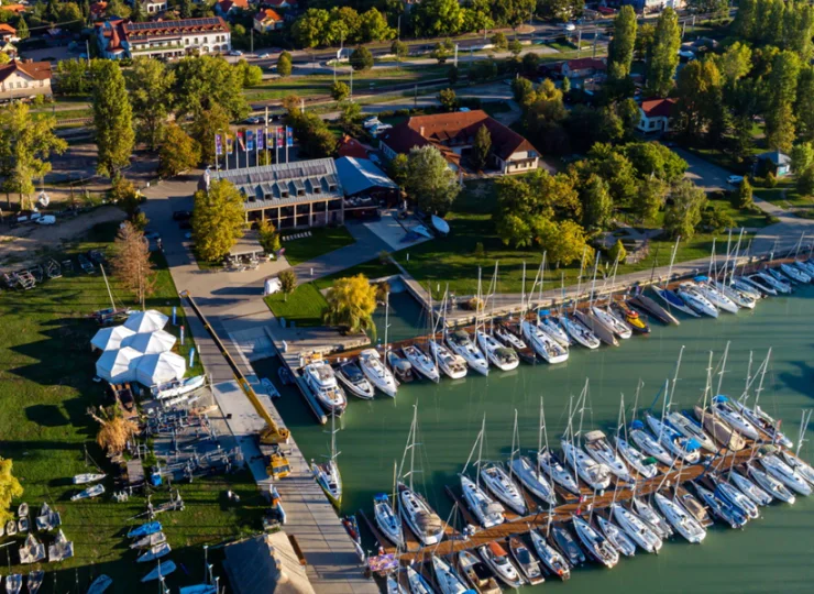 Lokalizacja hotelu blisko brzegu pozwala poczuć klimat mariny