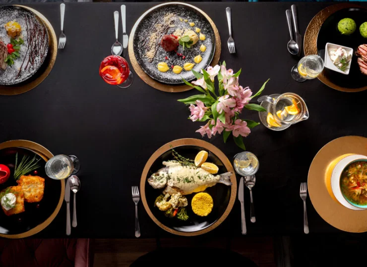 W hotelu znajduje się restauracja ze smacznym jedzeniem podawanym nowocześnie