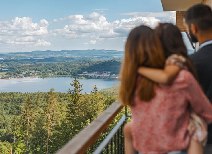 Roztaczają się stąd piękne widoki na pasmo Karkonoszy czy zalew Sosnówka