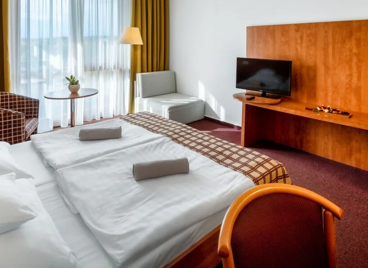 Pokoje wyposażono w szlafroki, sejf, TV, dostęp do Wi-Fi