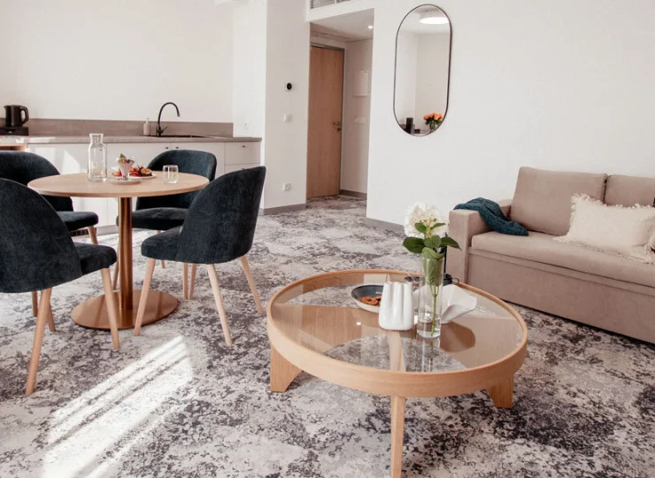 W apartamencie mieści się aneks kuchenny i stół z 4 krzesłami