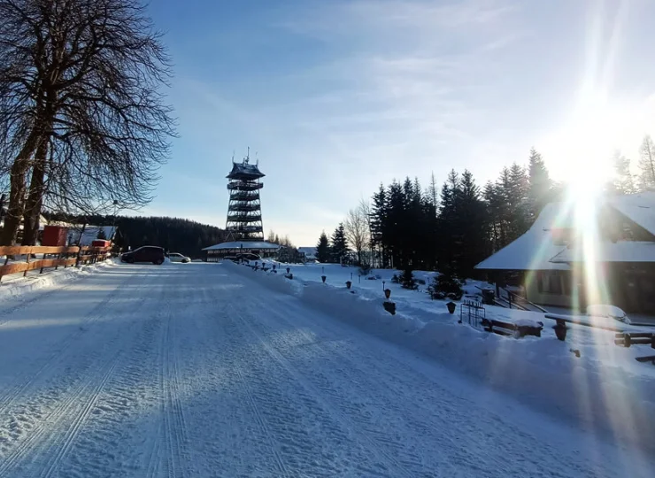 Hotel jest położony na wzniesieniu w Beskidzie Żywieckim