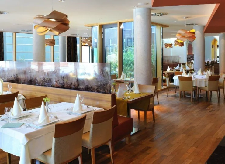 Hotelowa restauracja podaje dania kuchni regionalnej i międzynarodowej