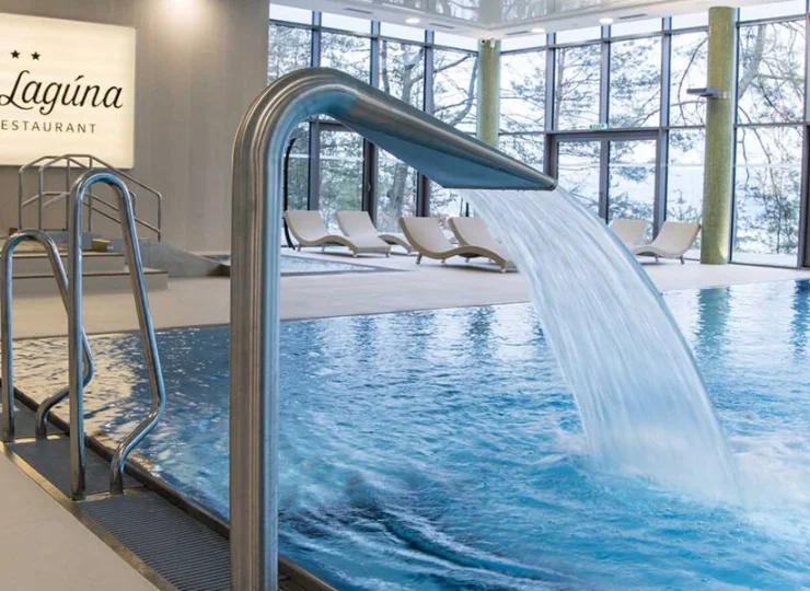 W obu basenach znajdują się stanowiska do hydromasażu