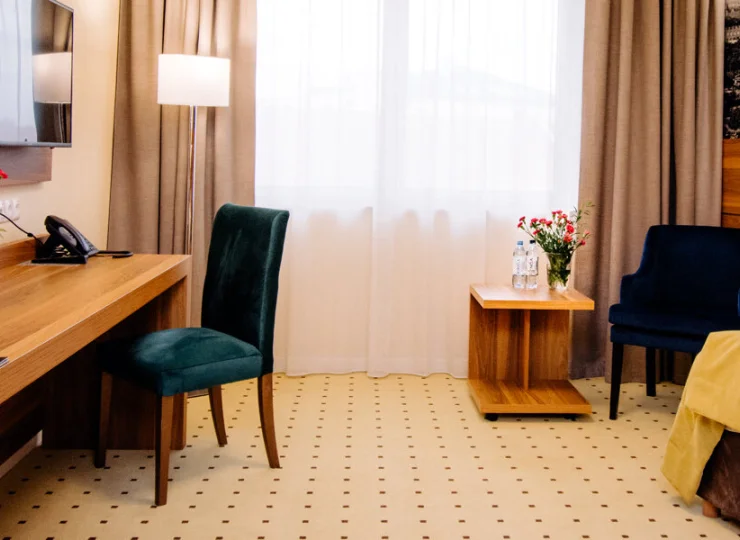 Pokoje wyposażono w TV, bezprzewodowy internet i minibar