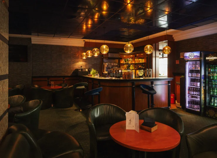 W hotelowym lobby znajduje się bar