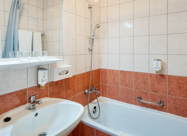 W łazienkach jest wanna i suszarka do włosów