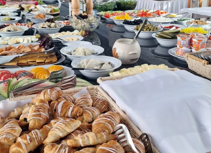 Każdego dnia na gości czeka bogaty bufet śniadaniowy