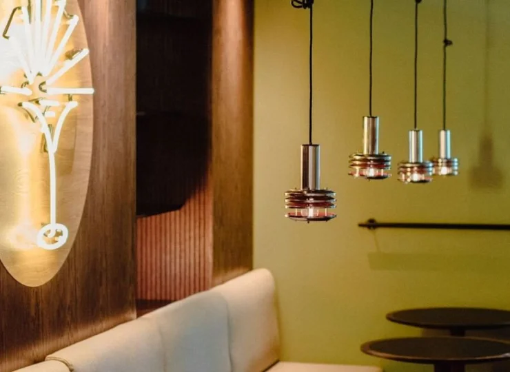 Wnętrza baru są równie designerskie, co w reszcie obiektu