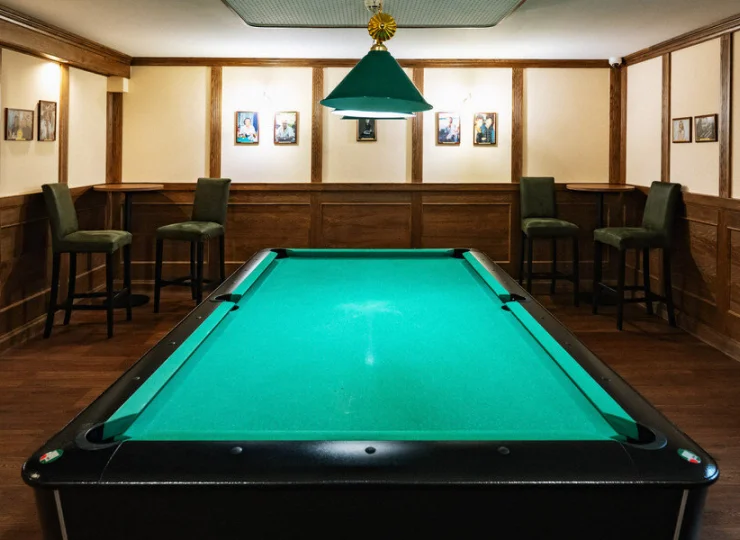 W hotelu jest stół bilardowy