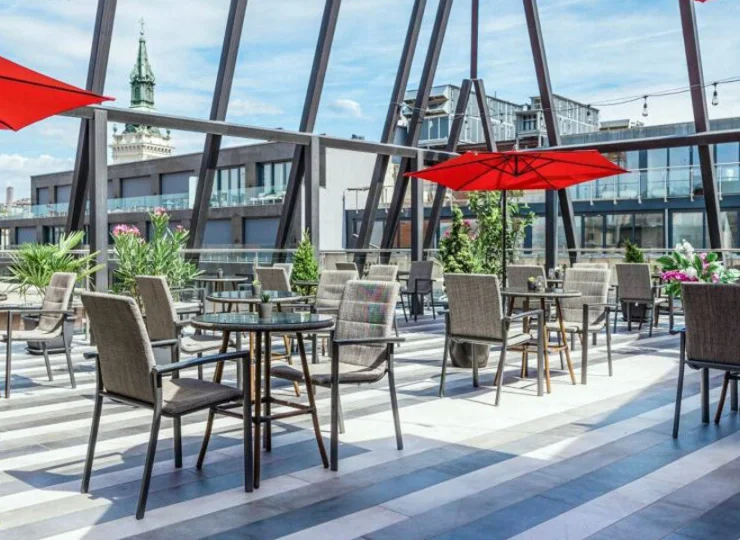 Hotel wyróżnia taras z panoramicznym widokiem na Budapeszt
