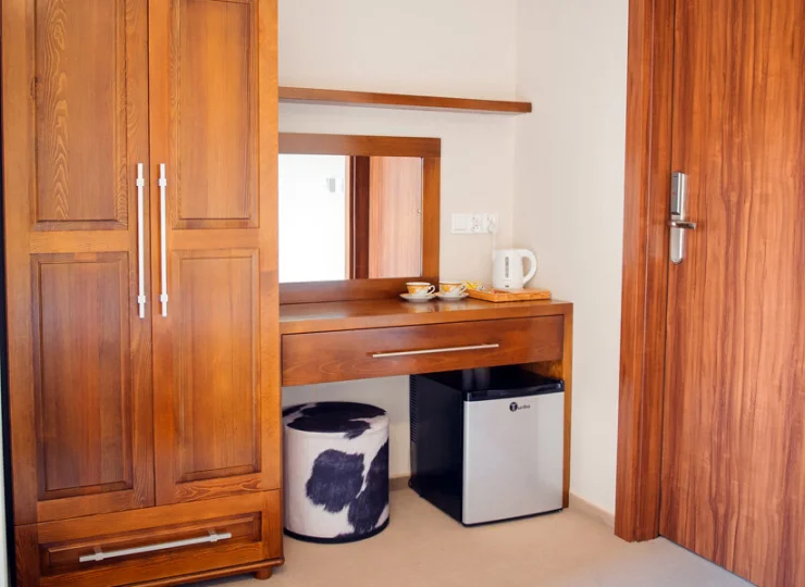 Pokój 2+2 comfort ma lodówkę i zestaw do parzenia kawy i herbaty