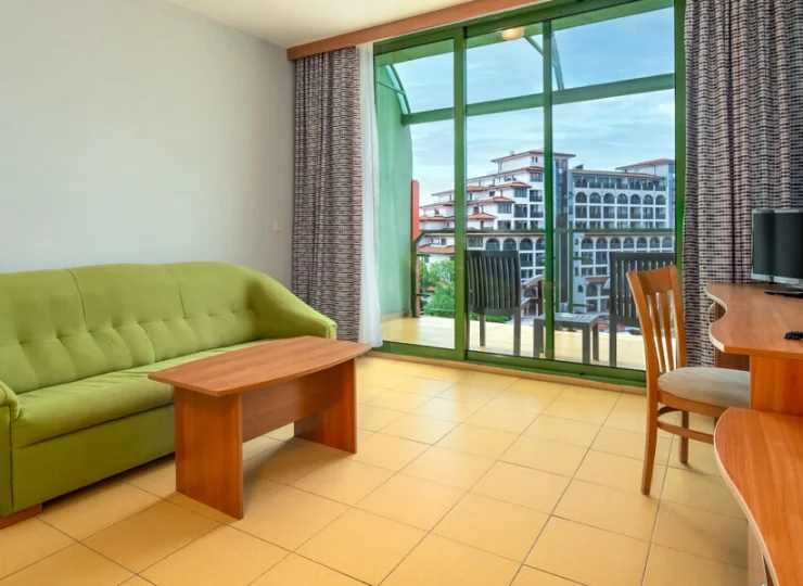 W części dziennej apartamentu mieści się rozkładana 2-osobowa kanapa