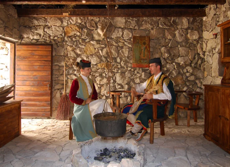 Wewnątrz jest ekspozycja etnograficzna