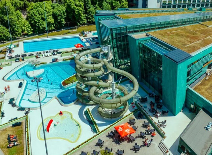 Znajdują się tutaj zjeżdżalnie o długości 72 m i 93 m oraz brodzik dla dzieci