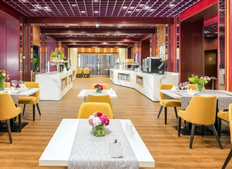 Goście hotelowi mają dostęp do eleganckiej restauracji
