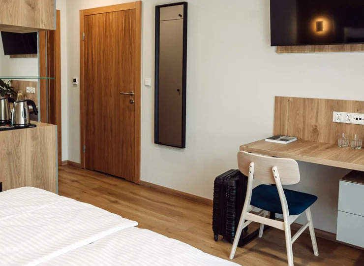 Apartament basic wygląda jak pokój hotelowy