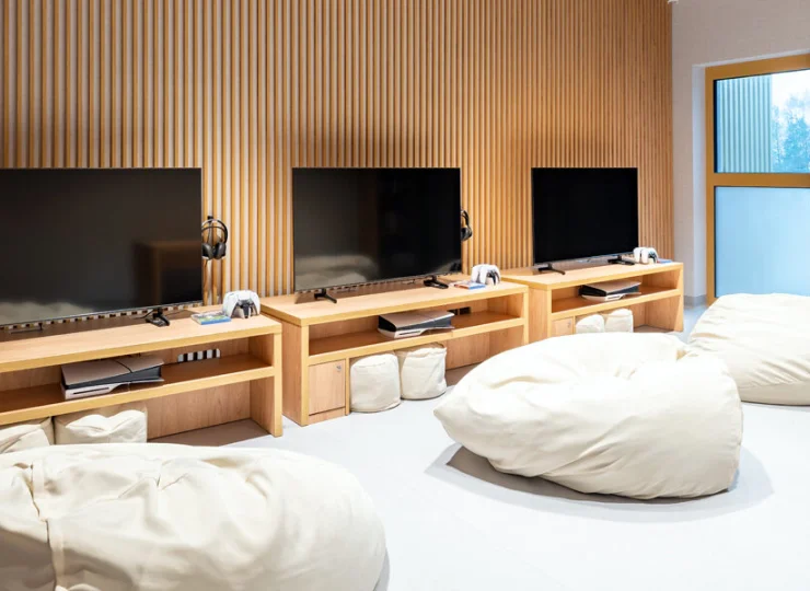 Dla dzieci: sala zabaw, pokój gier, plac zabaw i fontanny w strefie basenowej